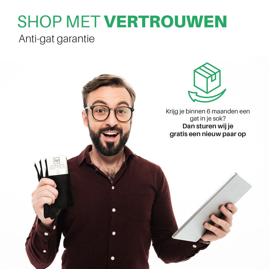 Man met een paar bamboe sokken in de hand, bij de uitleg van de Anti-Gat Garantie