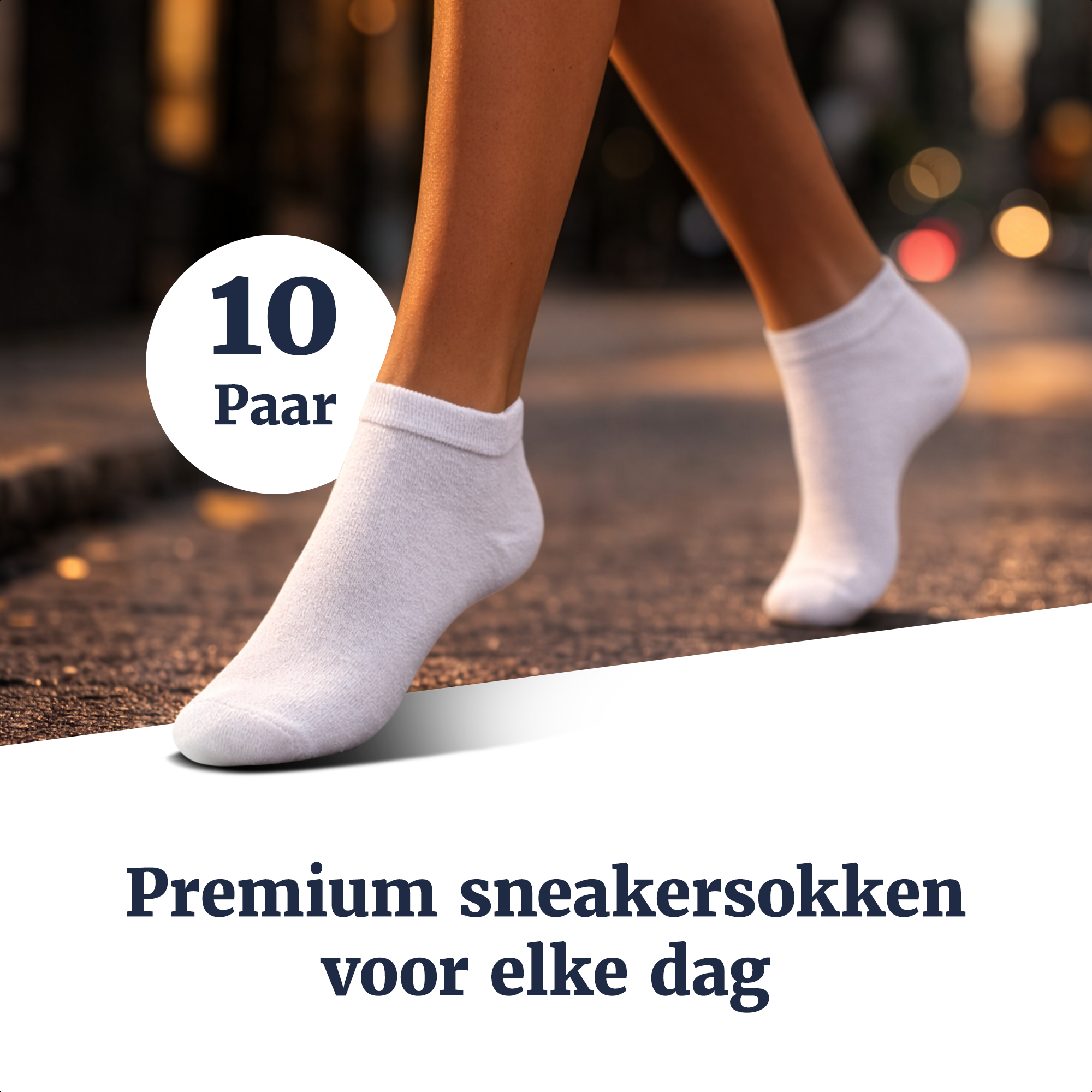 Witte sneakersokken gedragen op straat, tot net boven de schoenrand