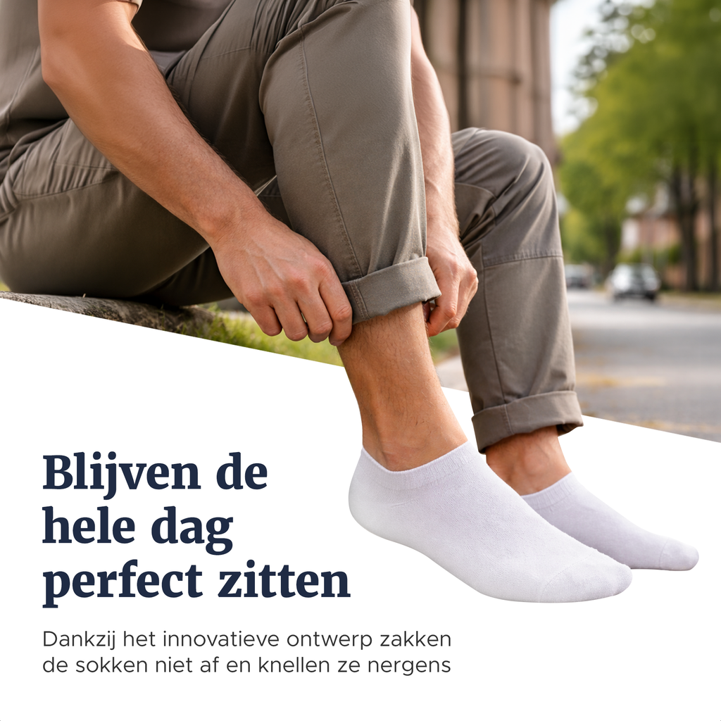 Man trekt zijn witte sneakersokken recht, zittend op een muurtje