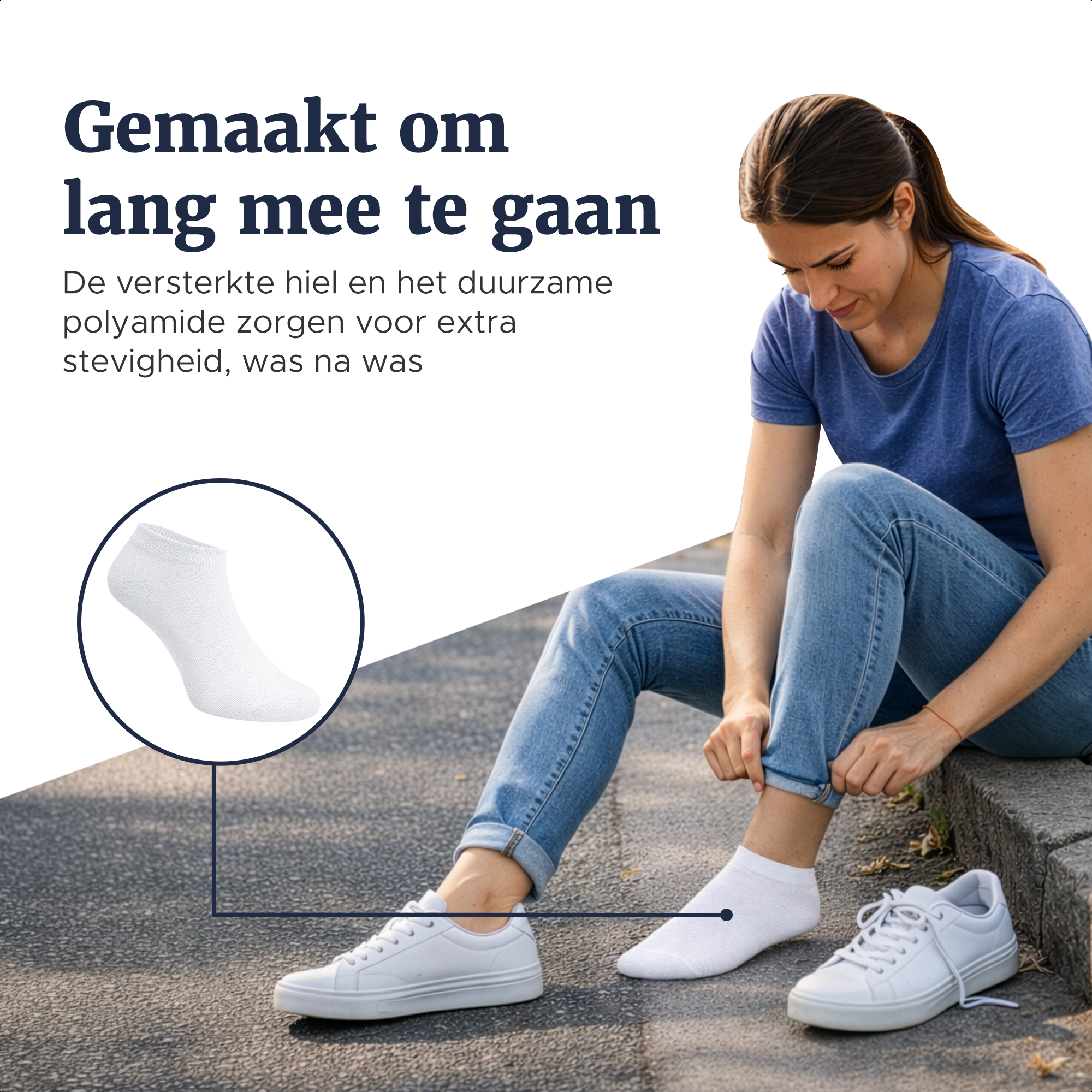 Vrouw in spijkerbroek en witte sneakers trekt een witte sneakersok recht