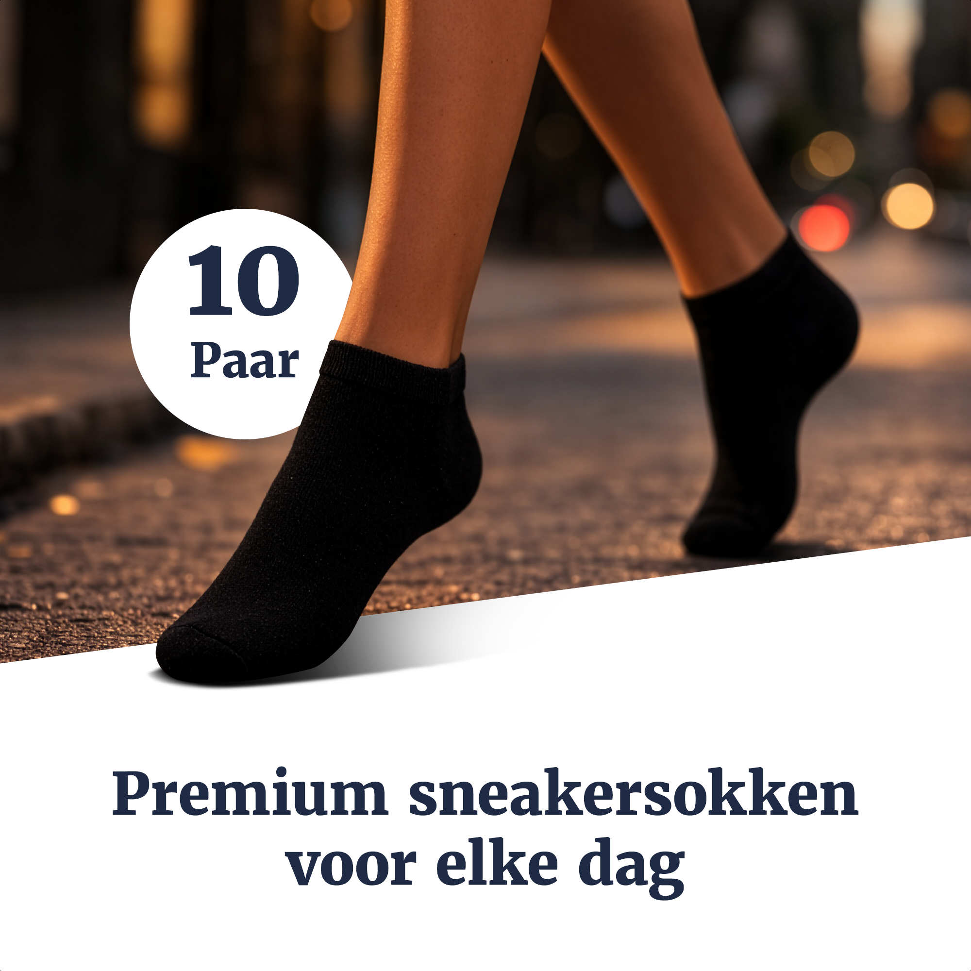 Zwarte sneakersokken gedragen op straat, tot net boven de schoenrand