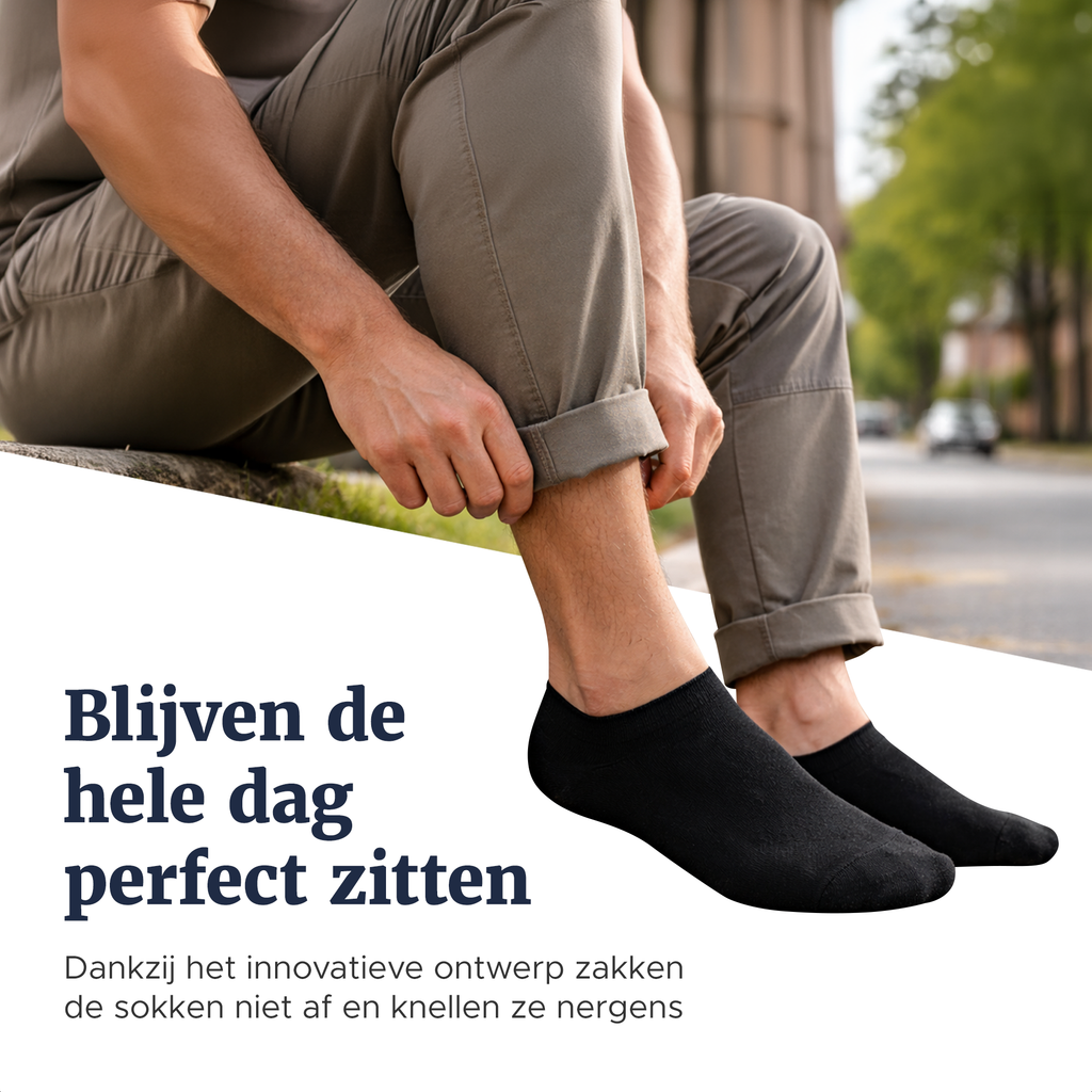 Man trekt zijn zwarte sneakersokken recht, zittend op een muurtje