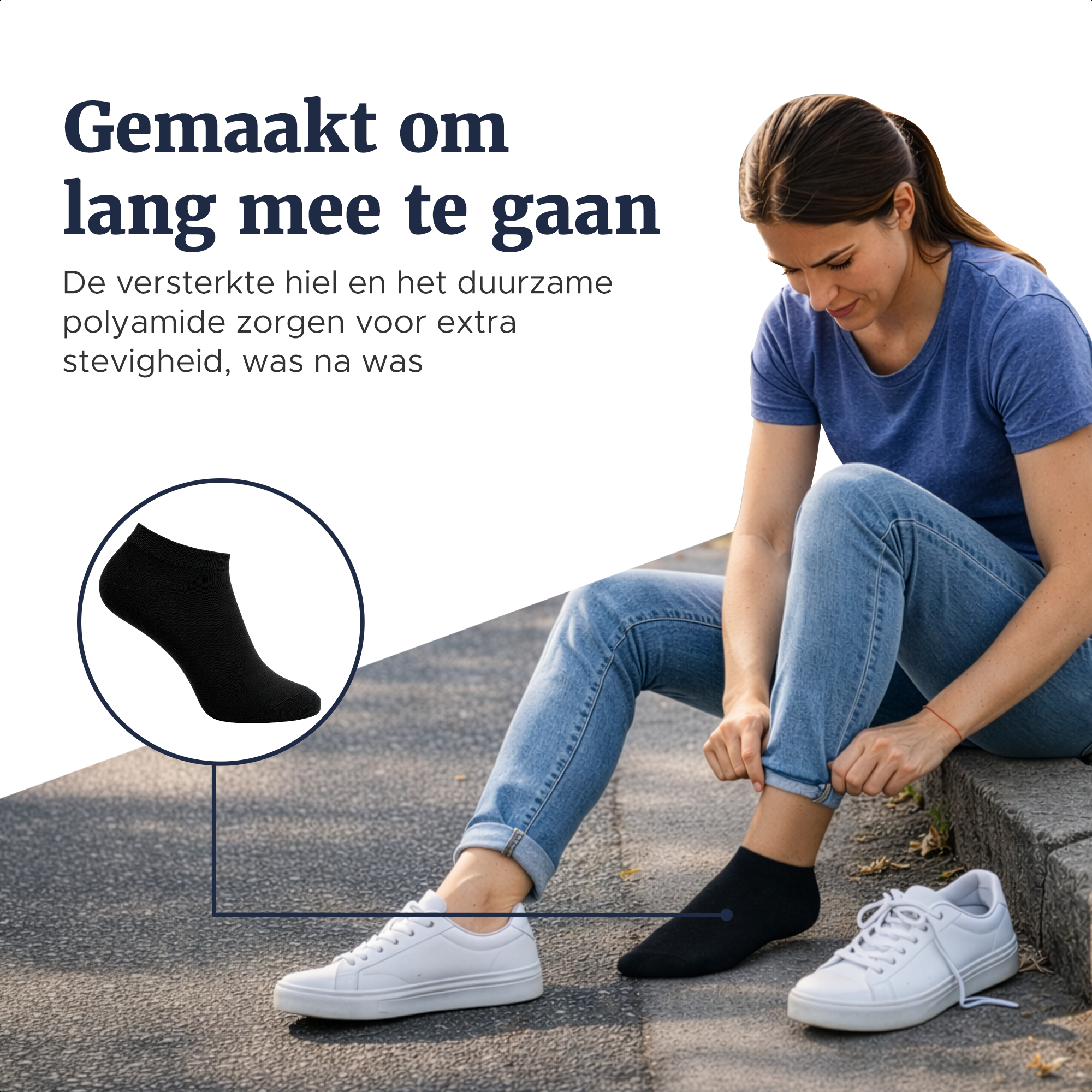 Vrouw in spijkerbroek en witte sneakers trekt een zwarte sneakersok recht