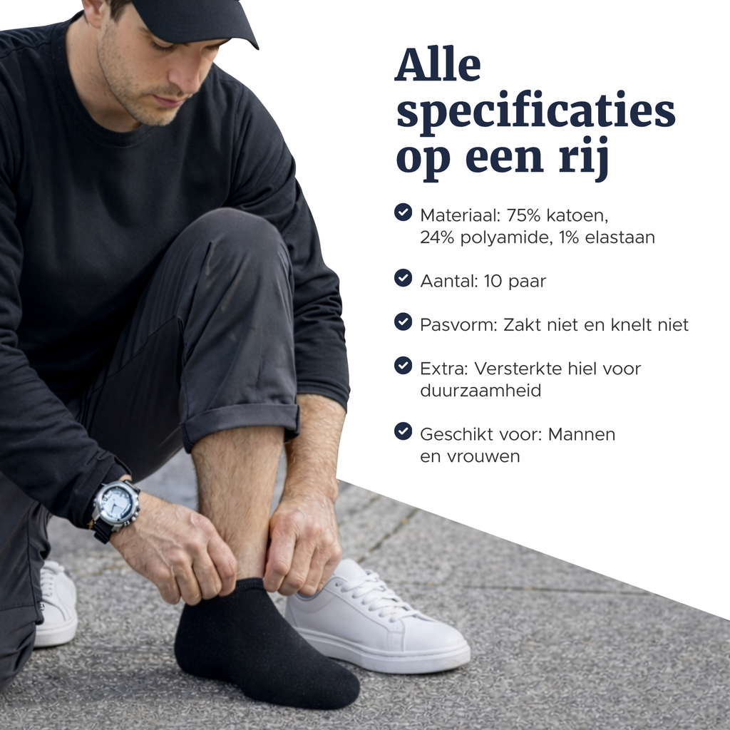 Man met pet trekt zijn zwarte sneakersok recht bij witte sneakers